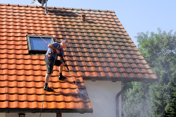 C-Rénovation : Comment enlever la mousse sur le toit à Labège ?