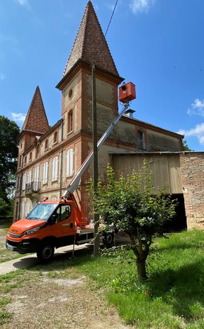 Inspection de votre toiture à l'aide d'un camion nacelle à Toulouse et les alentours